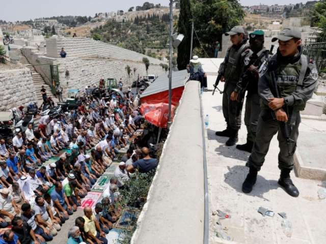 Israeli police ban Muslim men under 50 from Jerusalem shrine